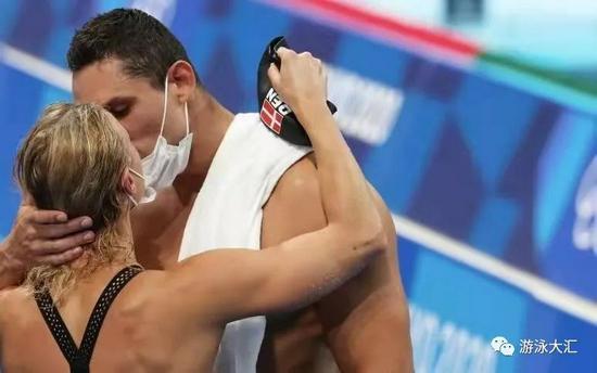 两位奥运游泳冠军订婚 东京同时获50米自由泳奖牌(3)