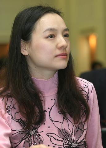 中国美女棋后诸宸，近照老态尽显，她为爱，远嫁一夫多妻的卡塔尔