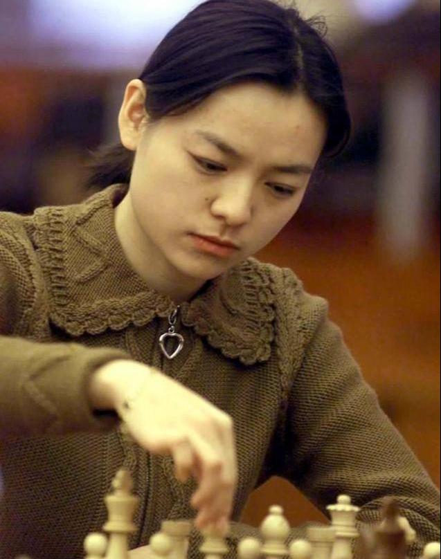 中国美女棋后诸宸，近照老态尽显，她为爱，远嫁一夫多妻的卡塔尔(2)