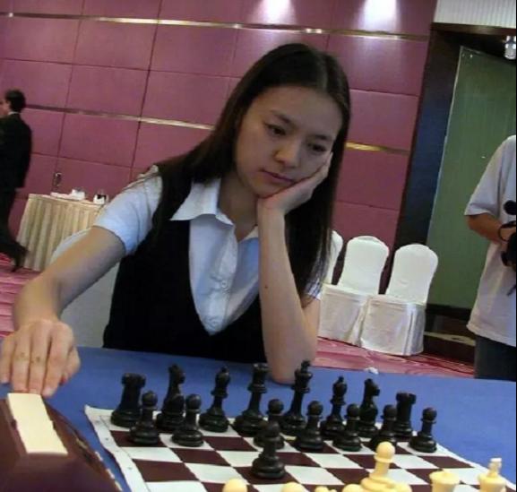 中国美女棋后诸宸，近照老态尽显，她为爱，远嫁一夫多妻的卡塔尔(13)