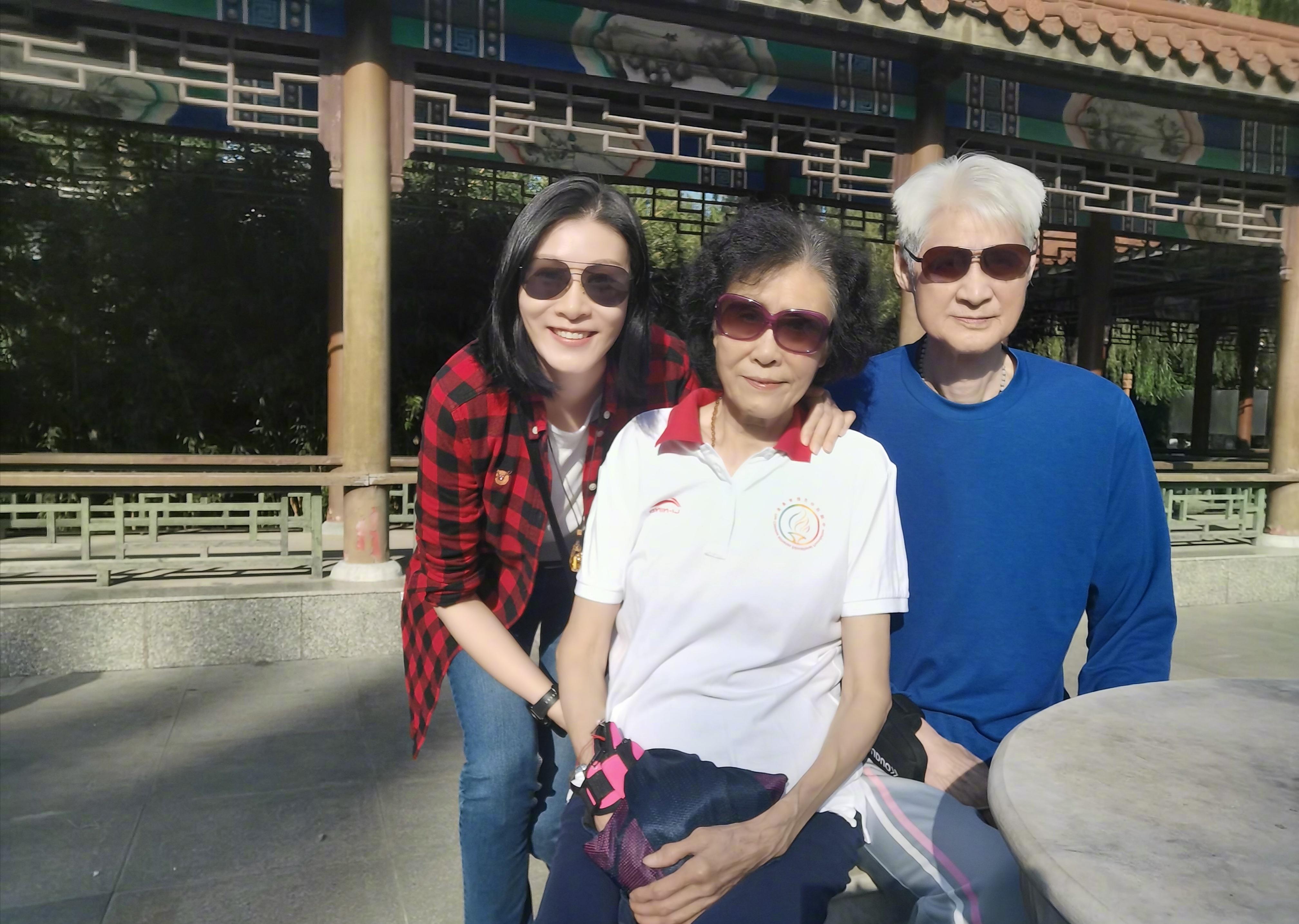 赵蕊蕊晒与父母合照，并自称“大长腿”家族，球迷：真节俭(2)