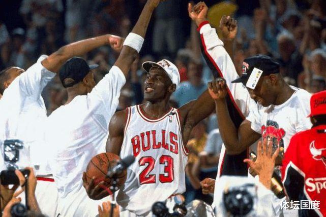 NBA历史75年仅出现5次三连冠，奥尼尔1次，乔丹2次，唯独他3次(2)