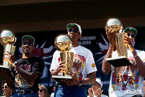 NBA历史75年仅出现5次三连冠，奥尼尔1次，乔丹2次，唯独他3次(3)