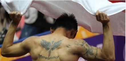 运动员纹身惹争议！国足因纹身缠绷带上场，效仿张继科将被清洗(4)