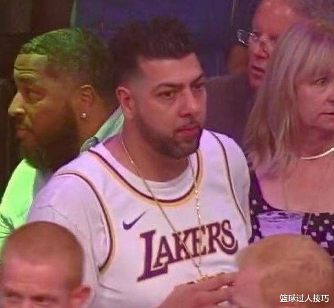 路人撞脸NBA球星：湖人赛场出现2个詹姆斯，东契奇球迷逗笑本尊(4)