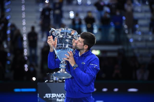 德约迎来ATP总决赛开门红 赛后捧起年终第一奖杯(1)