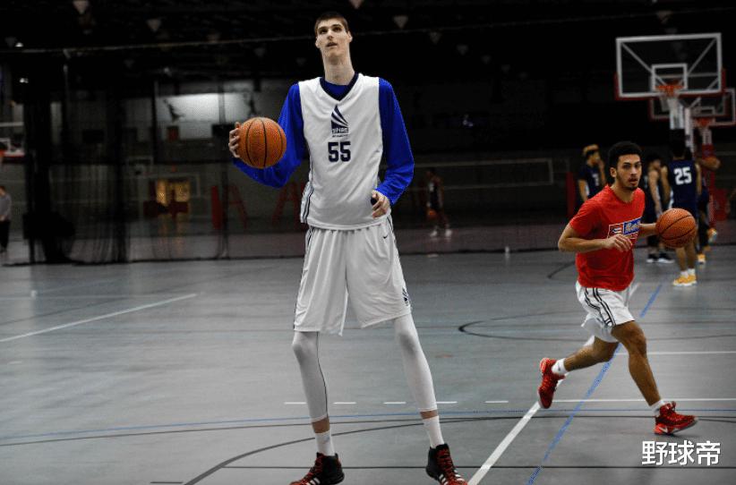 20岁，身高2米31，站着就能扣篮！天赋碾压，他为何进不了NBA？(3)