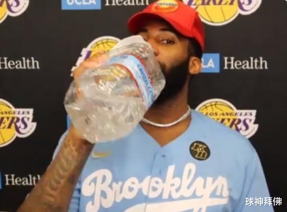 NBA巨人喝水有多夸张？庄神直接饮用桶装水，姚明2支一口闷