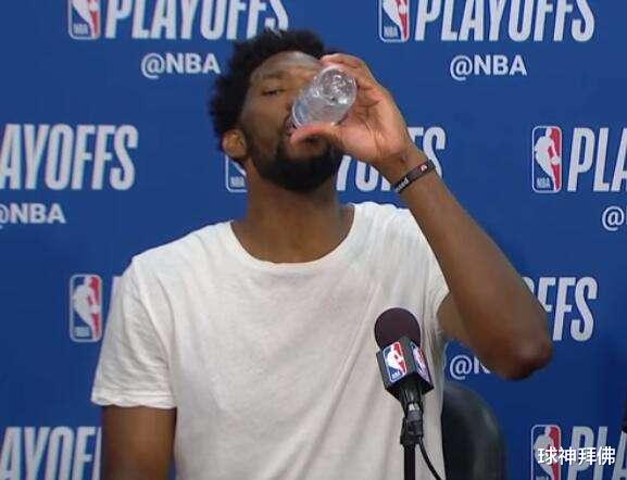 NBA巨人喝水有多夸张？庄神直接饮用桶装水，姚明2支一口闷(2)