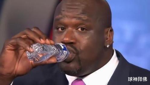 NBA巨人喝水有多夸张？庄神直接饮用桶装水，姚明2支一口闷(3)