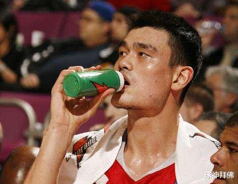NBA巨人喝水有多夸张？庄神直接饮用桶装水，姚明2支一口闷(4)