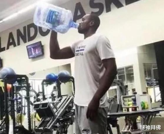 NBA巨人喝水有多夸张？庄神直接饮用桶装水，姚明2支一口闷(5)