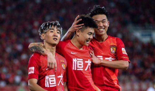 国足进世界杯还有戏？不敌越南队后，球迷表示：三位国脚不配高薪(2)