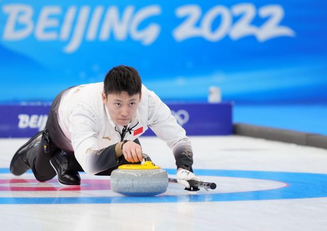 冰壶第五日中国男队迎两连胜 女队力克卫冕冠军(1)