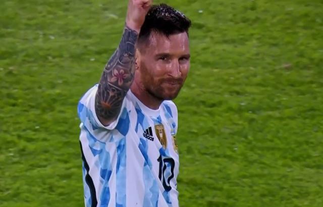 3比0，阿根廷完胜！梅西笑了：创2大神迹+举拳庆祝，5万球迷欢呼