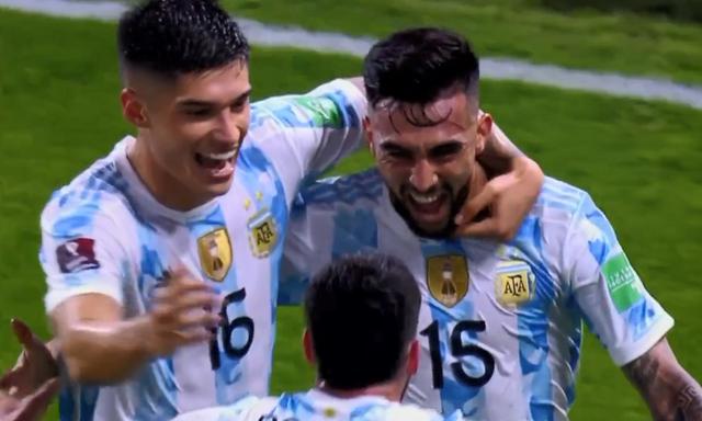 3比0，阿根廷完胜！梅西笑了：创2大神迹+举拳庆祝，5万球迷欢呼(2)