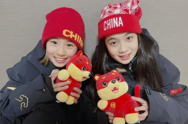 苏翊鸣超远连线日本教练！教练两女儿穿中国队服，妥妥俩小迷妹(3)