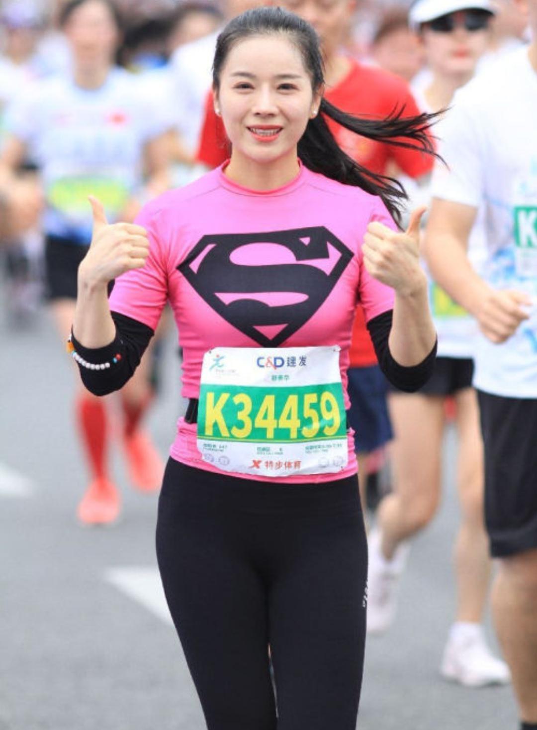 女跑者“更难”：生理期和马拉松比赛“撞期”(1)