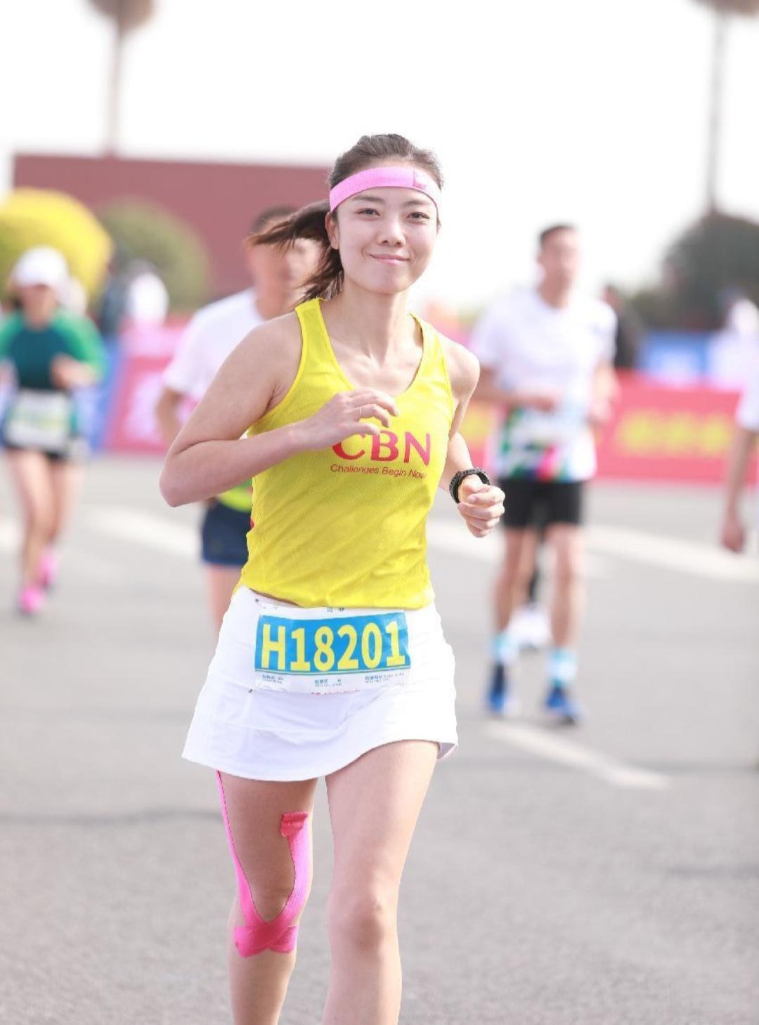 女跑者“更难”：生理期和马拉松比赛“撞期”(2)