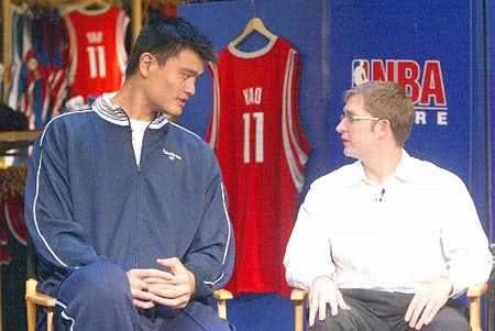 陪伴三年帮助姚明在NBA站稳脚跟，姚明如何回报翻译科林潘？