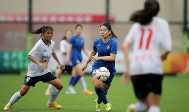 担架呢？中国足球再现业余1幕：21岁新星重伤，队医直接抱她出场