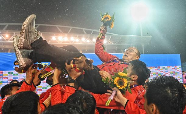 场面震撼！越南队夺冠，球迷上街庆祝，韩国主帅被抛起摔到腰部(2)