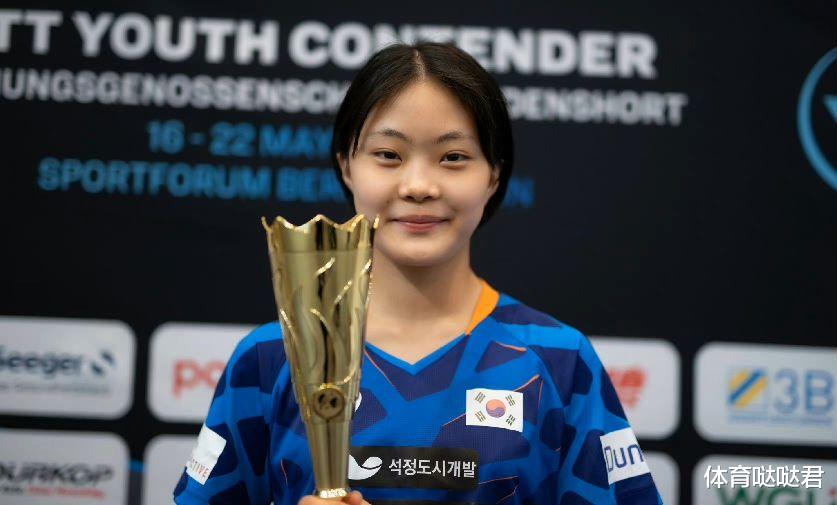 国际乒联官宣！奥运冠军女儿首次捧杯，13岁小将成为国乒未来对手(1)