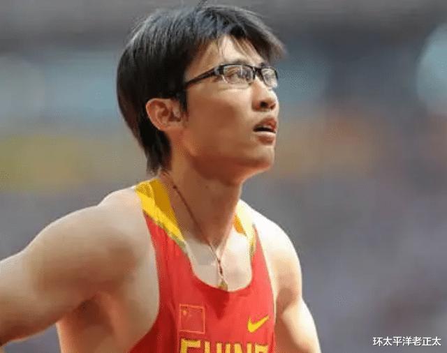 中国第一位百米冠军：500度近视仍创造历史，如今爱情事业双丰收(1)