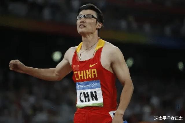 中国第一位百米冠军：500度近视仍创造历史，如今爱情事业双丰收(3)