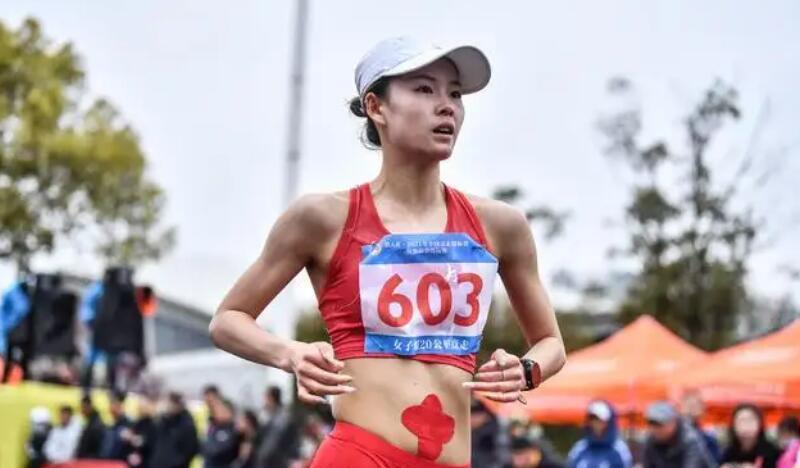 中国女将先夺世界冠军再破世界纪录 竟然还无缘今年田径世锦赛？(3)