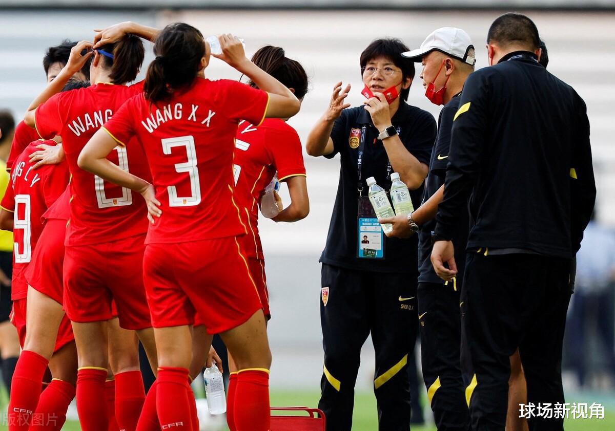 深夜22点！人民日报点评中国女足引争议，球迷吐槽：差距其实很大(1)