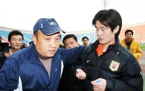 66岁的山东足球教父殷铁生被骂下课，去年带队升级，今年联赛第三(2)