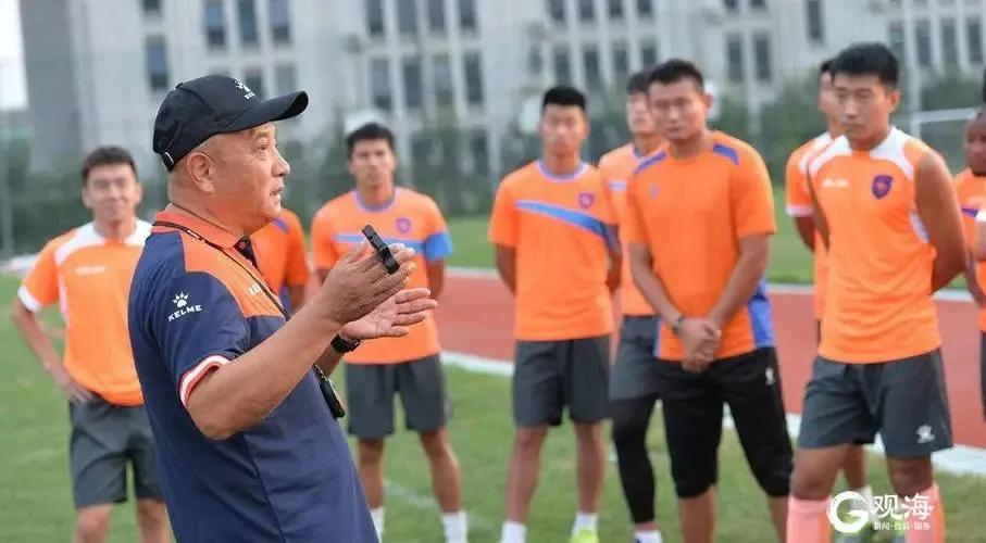 66岁的山东足球教父殷铁生被骂下课，去年带队升级，今年联赛第三(4)