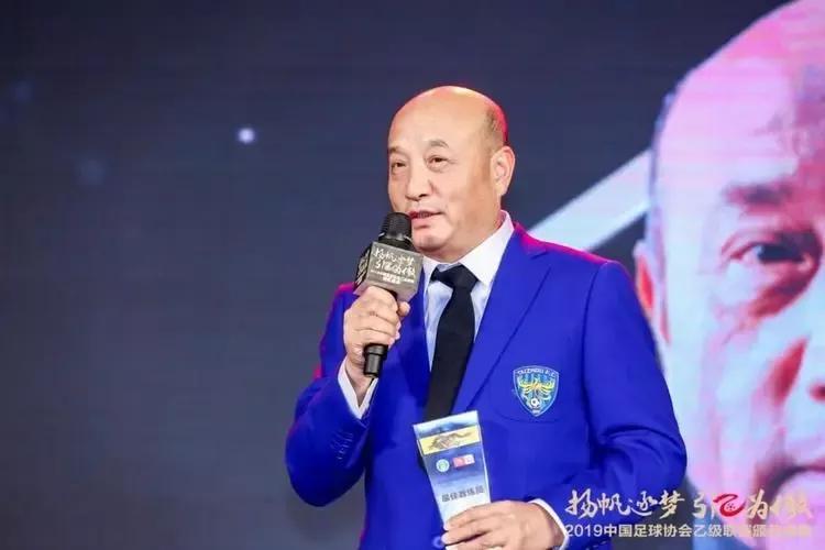 66岁的山东足球教父殷铁生被骂下课，去年带队升级，今年联赛第三(7)