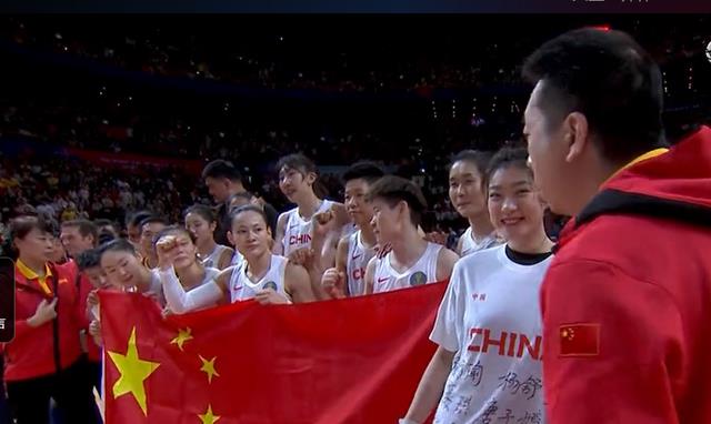 中国队拿到亚军众生相：全队和国旗合影，李梦微笑，镜头给到姚明(5)