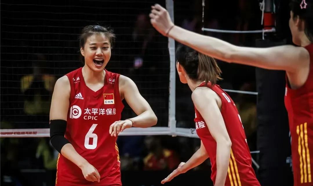 中国女排启程回国，明年2大赛事，2位定海神针归队冲世界杯冠军
