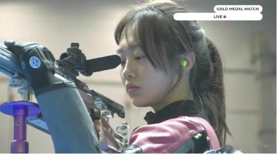 中国姑娘庞钰千世锦赛射落4金，教练：她一摸枪气场就变了
