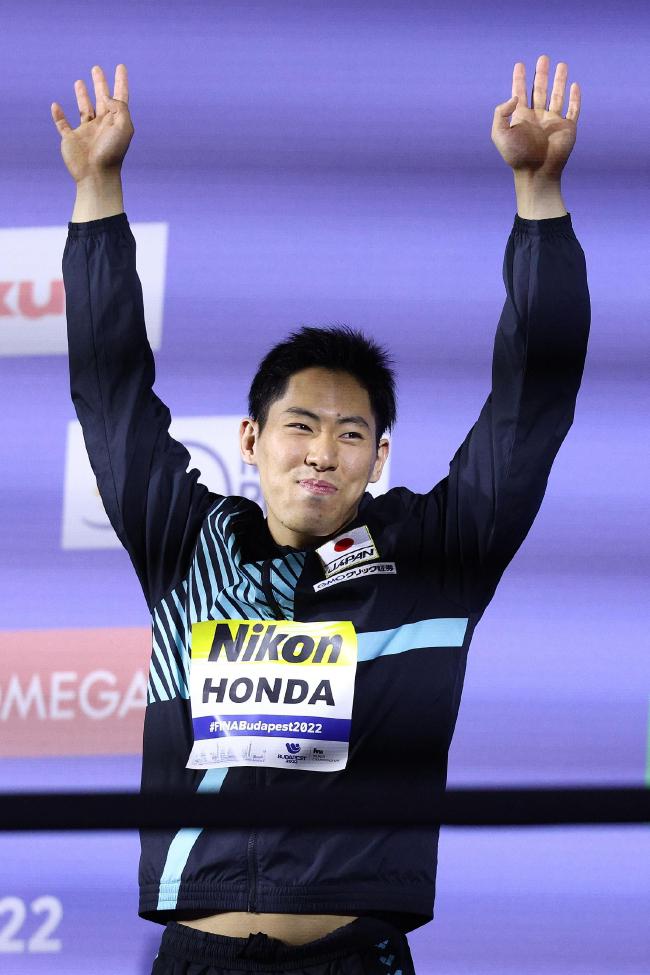 日本00后本多灯创造男子200蝶泳短池世界纪录(1)