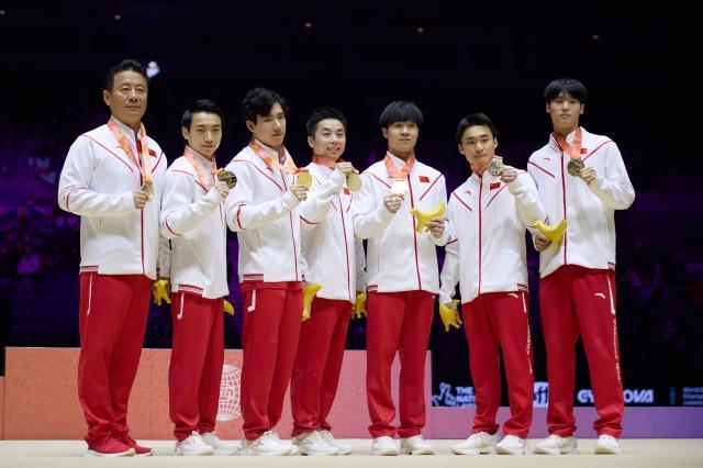 中国体操男队重返世界之巅 张博恒展现领军人气质