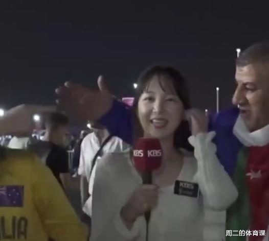 世界杯｜女记者遭“咸猪手”强搂、强抱！故作镇定，努力配合球迷(3)