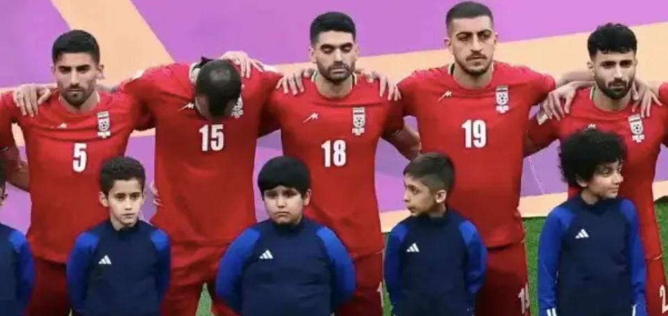 伊朗0-1美国出局！世界球迷都感到很惋惜，伊朗自家球迷却放烟花庆祝(4)