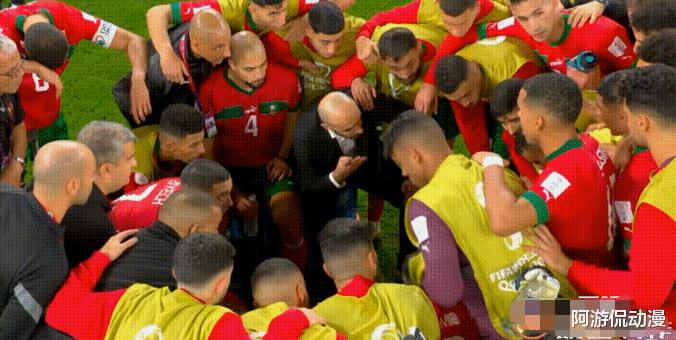 摩洛哥在安排点球人员时，主教练是让球员自己报名，谁第一个罚，球员主动领命(1)