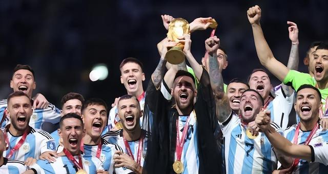 世界杯金球+金杯+最佳！梅西获八方庆贺，阿根廷包揽四大奖创历史