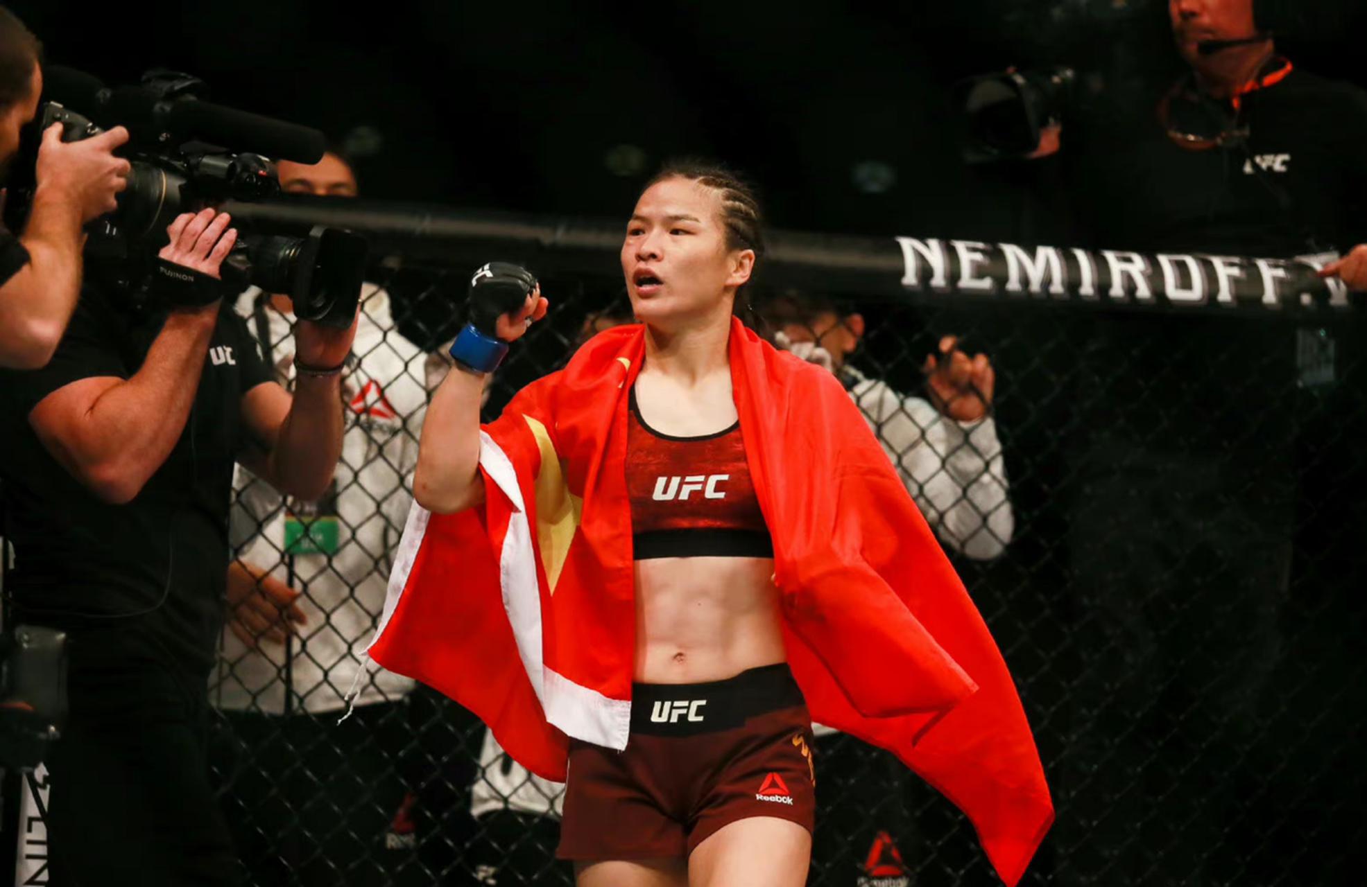 恭喜！张伟丽荣获MMA年度最佳女选手(3)