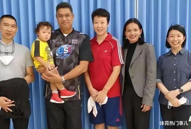 发福严重！44岁中国女排奥运冠军远嫁泰国生子，曾跪地给公婆洗脚(1)