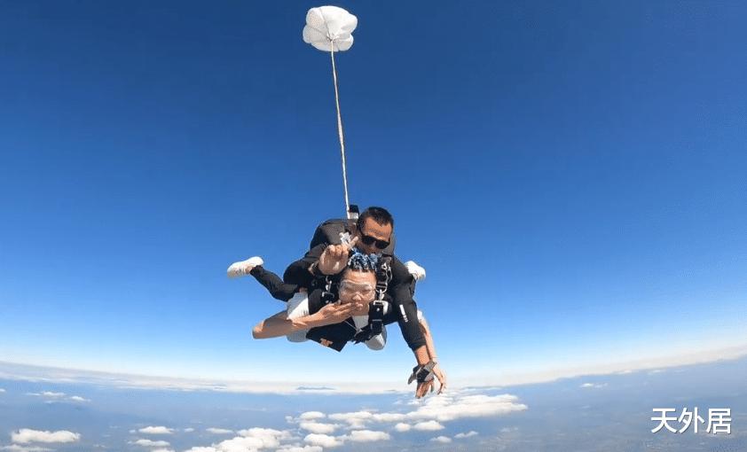 绝了！身高2米的中国女排队长高空跳伞，空中飞吻，身边成“袖珍人”