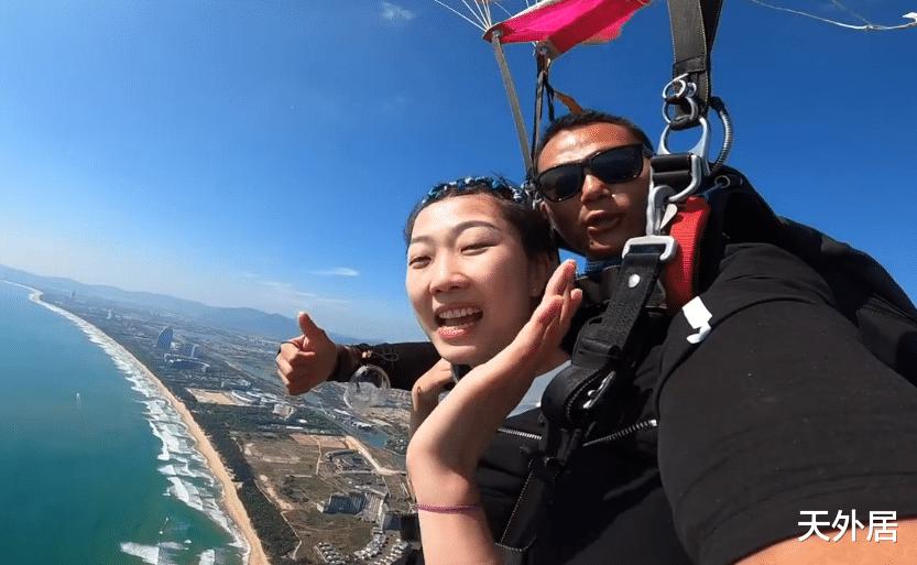 绝了！身高2米的中国女排队长高空跳伞，空中飞吻，身边成“袖珍人”(2)