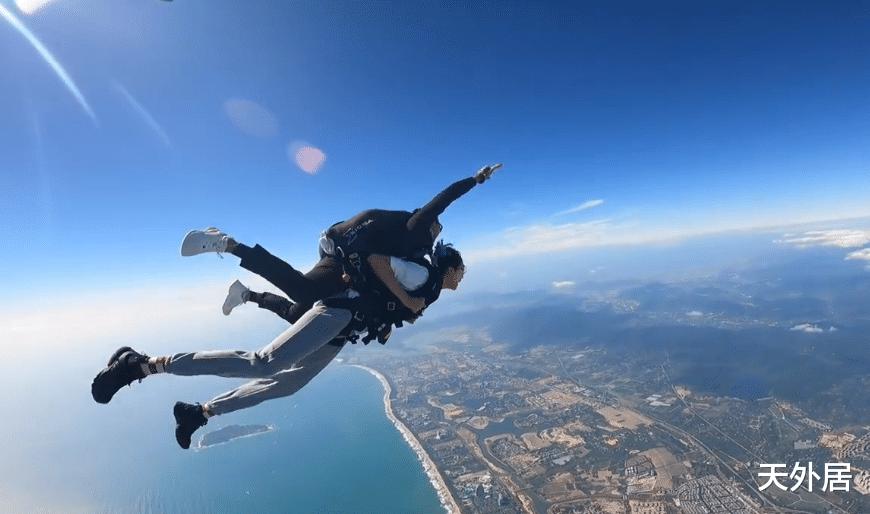 绝了！身高2米的中国女排队长高空跳伞，空中飞吻，身边成“袖珍人”(3)