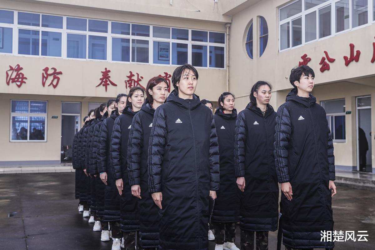 中国女排开始军训！队员们一脸严肃，英姿飒爽，成为一道亮丽风景(3)