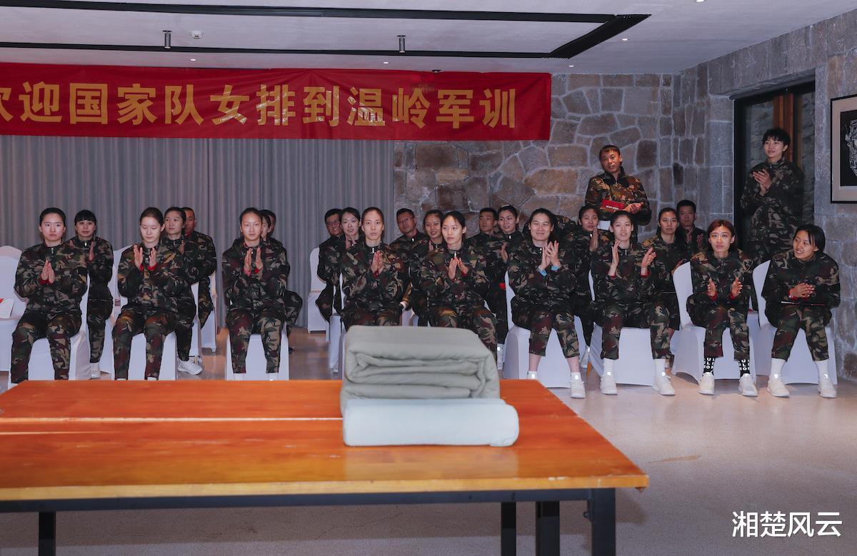 中国女排开始军训！队员们一脸严肃，英姿飒爽，成为一道亮丽风景(5)